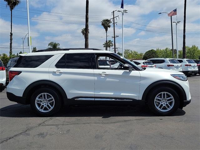 Photo of 2025 Star White Ford Explorer