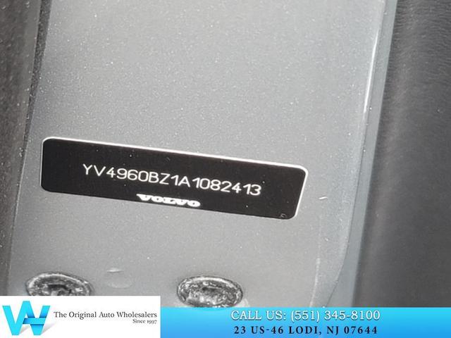 Photo of 2010 Electric Silver Metallic Volvo XC70