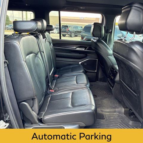 Photo of 2023 Diamond Black Crystal Pearlcoat Jeep Wagoneer