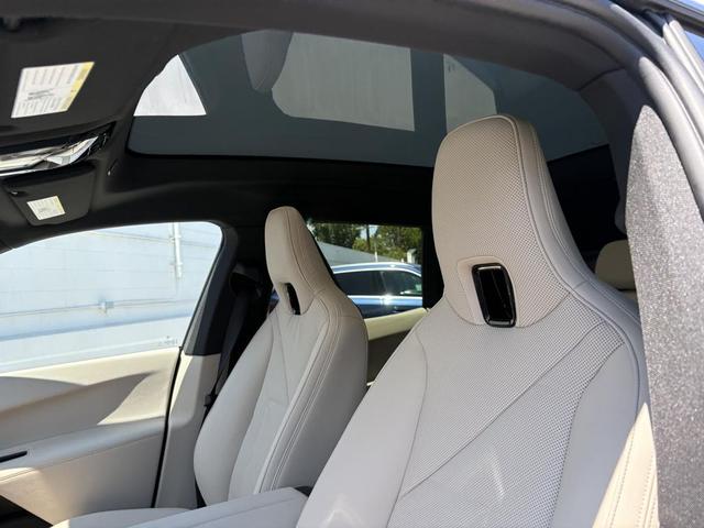 Photo of 2025 Mineral White Metallic BMW iX