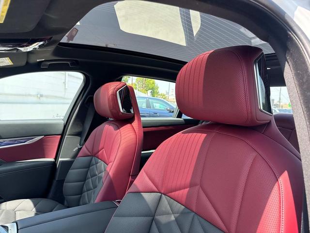 Photo of 2025 Mineral White Metallic BMW 740