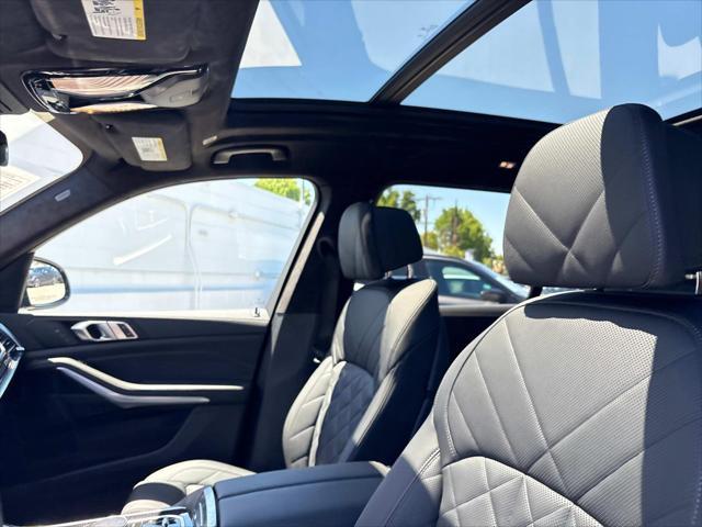 Photo of 2024 Black Sapphire Metallic BMW X7