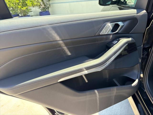 Photo of 2024 Black Sapphire Metallic BMW X7