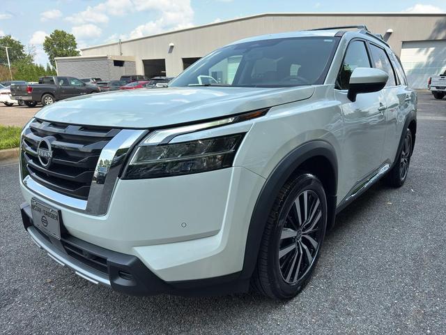 Photo of 2023 Pearl White Tricoat Nissan Pathfinder