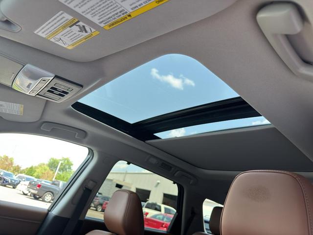 Photo of 2023 Pearl White Tricoat Nissan Pathfinder