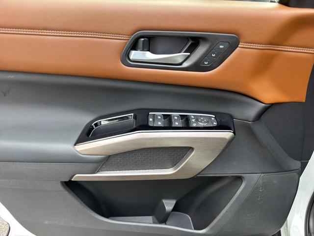 Photo of 2023 Pearl White Tricoat Nissan Pathfinder