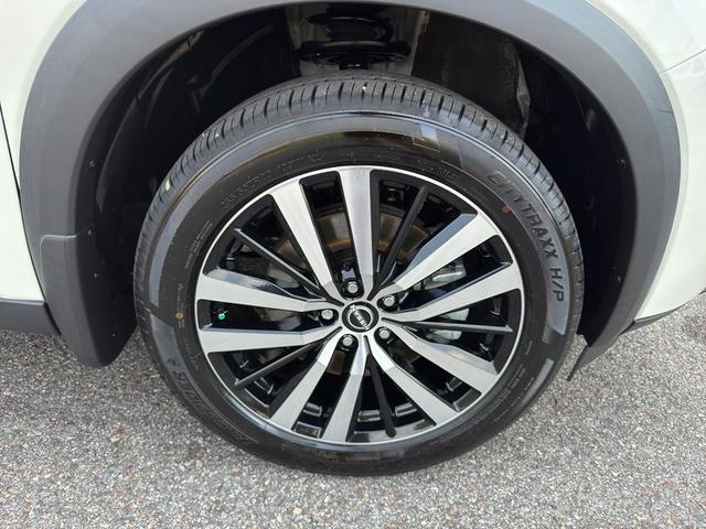 Photo of 2023 Pearl White Tricoat Nissan Pathfinder