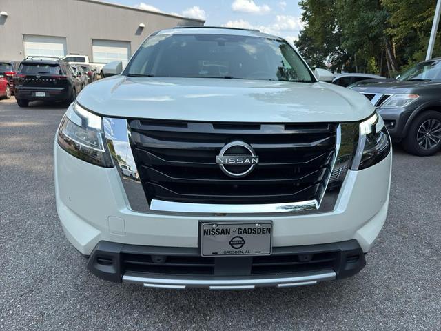 Photo of 2023 Pearl White Tricoat Nissan Pathfinder