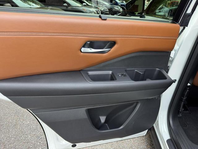 Photo of 2023 Pearl White Tricoat Nissan Pathfinder