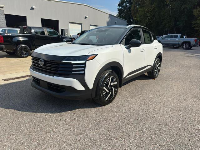 Photo of 2026 White/Black Nissan Kicks
