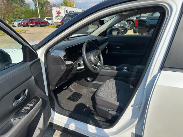Photo of 2026 White/Black Nissan Kicks