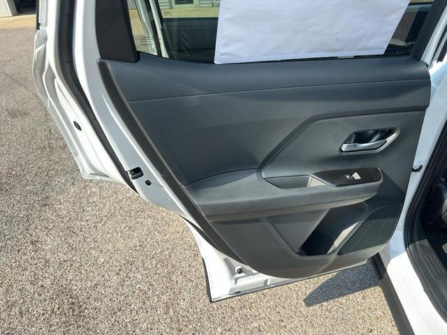 Photo of 2026 White/Black Nissan Kicks