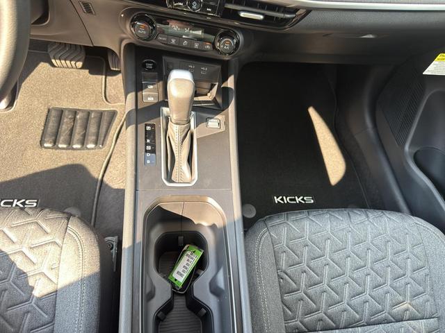 Photo of 2026 White/Black Nissan Kicks