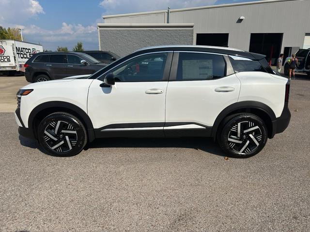 Photo of 2026 White/Black Nissan Kicks