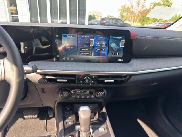 Photo of 2026 White/Black Nissan Kicks