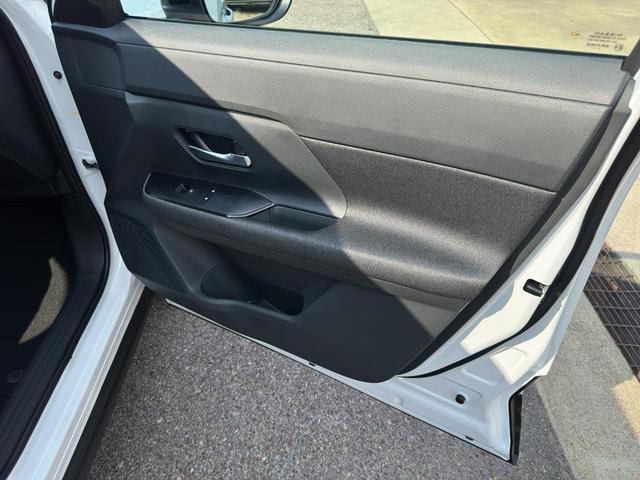 Photo of 2026 White/Black Nissan Kicks