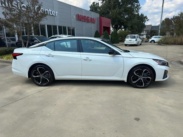 Photo of 2025 Pearl White Tricoat Nissan Altima