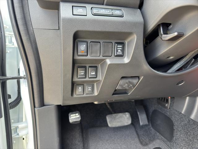 Photo of 2025 Glacier White Nissan Frontier