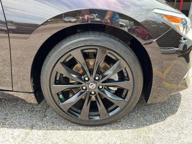Photo of 2016 Bordeaux Black Nissan Maxima