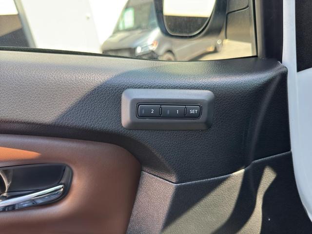 Photo of 2024 Pearl White Tricoat Nissan Titan