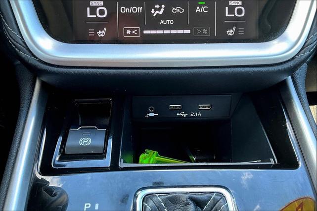 Photo of 2022 Ice Silver Metallic Subaru Legacy