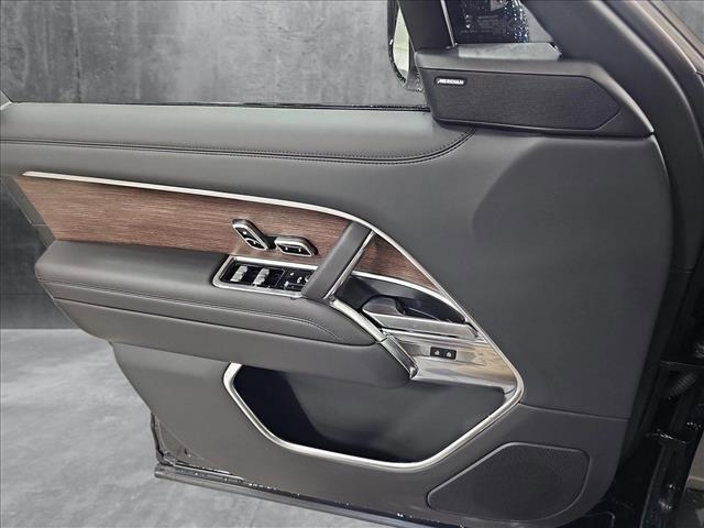 Photo of 2025 Santorini Black Metallic Land Rover Range Rover