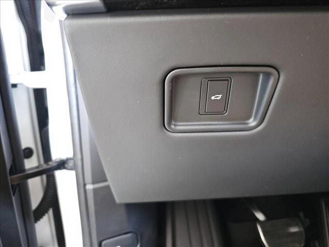 Photo of 2025 Ostuni Pearl White Premium Metallic Land Rover Range Rover