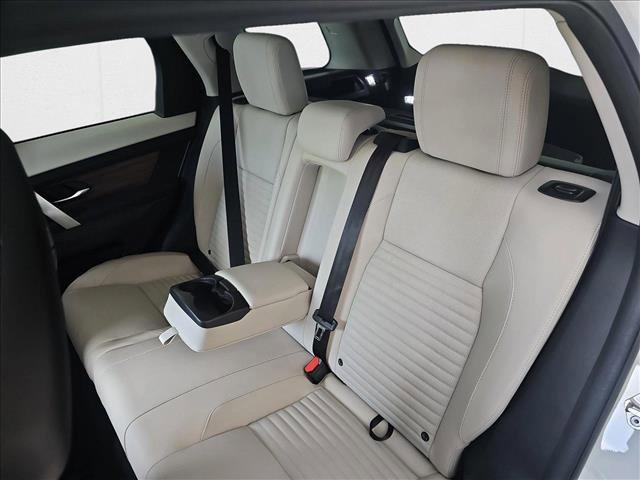 Photo of 2024 Fuji White Land Rover Discovery Sport