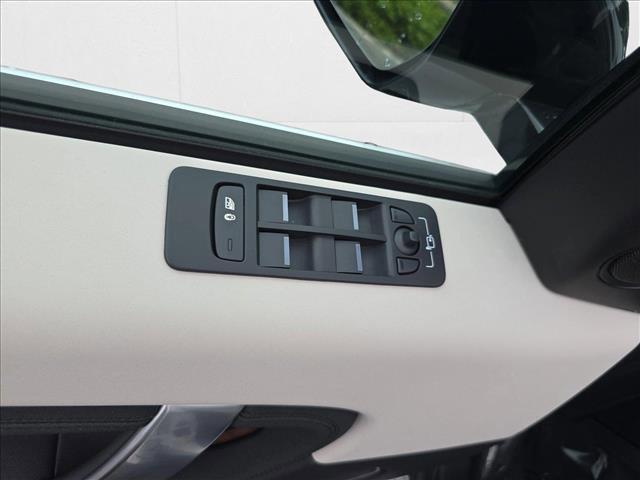 Photo of 2024 Fuji White Land Rover Discovery Sport