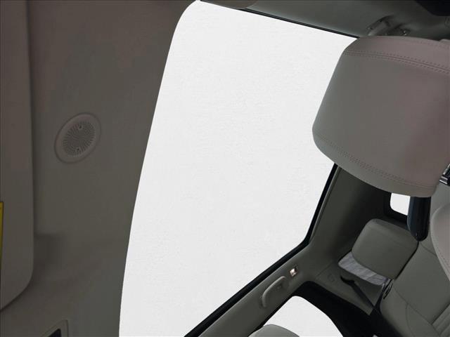 Photo of 2024 Fuji White Land Rover Discovery Sport