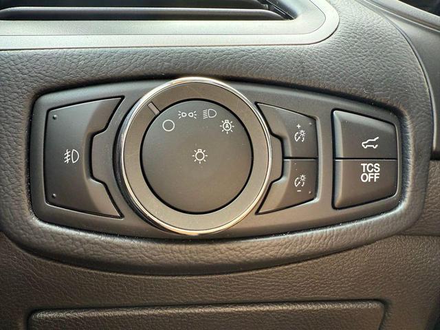 Photo of 2023 Star White Metallic Tri-Coat Ford Edge