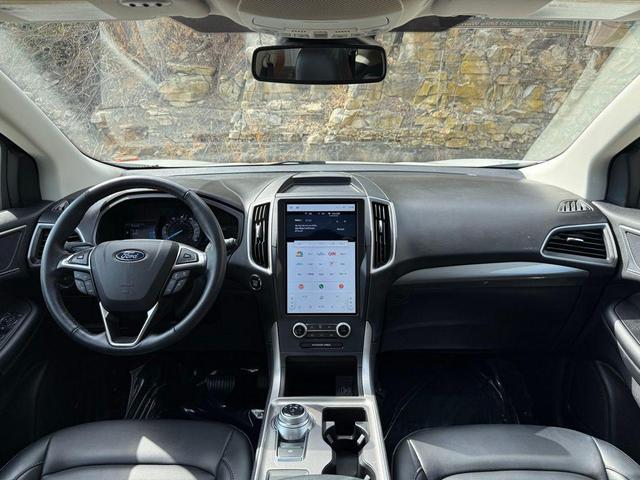 Photo of 2023 Star White Metallic Tri-Coat Ford Edge