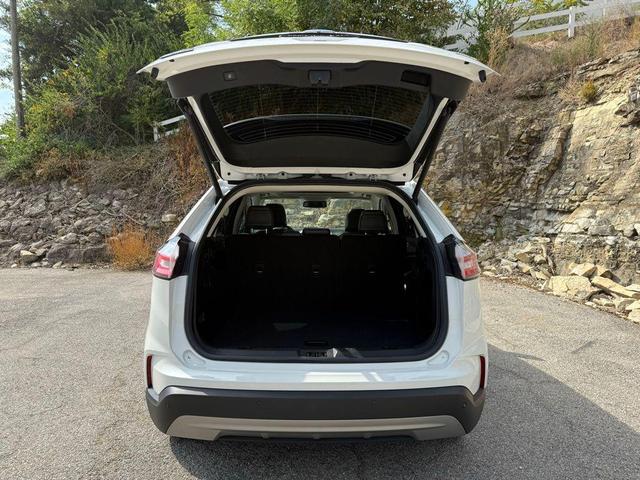 Photo of 2023 Star White Metallic Tri-Coat Ford Edge