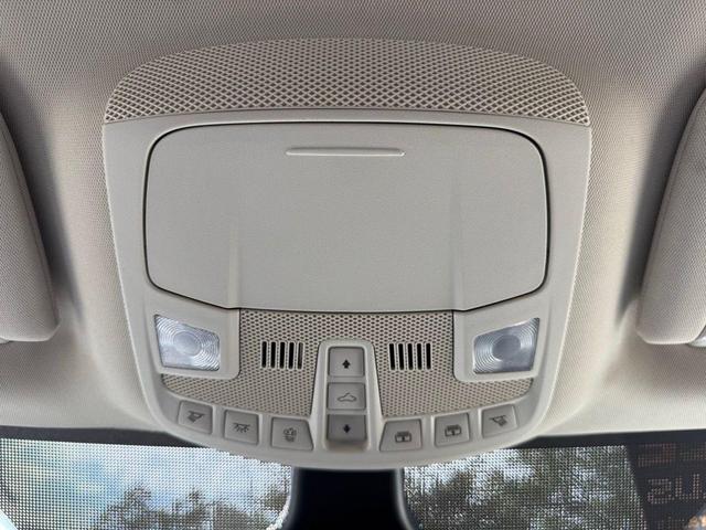Photo of 2023 Star White Metallic Tri-Coat Ford Edge