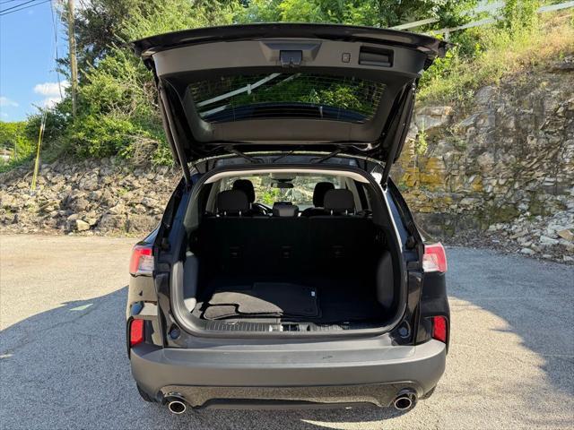 Photo of 2022 AGATE BLACK METALLIC Ford Escape