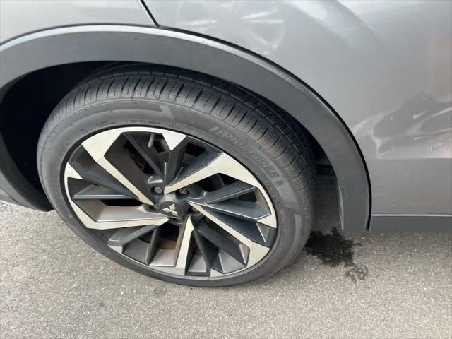 Photo of 2022 Mercury Gray Metallic Mitsubishi Outlander