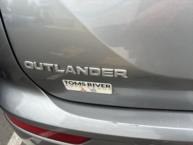 Photo of 2022 Mercury Gray Metallic Mitsubishi Outlander