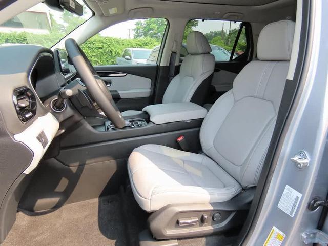 Photo of 2025 Lunar Silver Metallic Honda Pilot