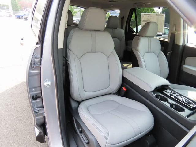 Photo of 2025 Lunar Silver Metallic Honda Pilot