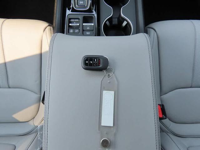 Photo of 2025 Lunar Silver Metallic Honda Pilot