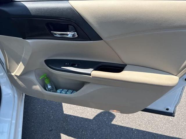 Photo of 2015 White Honda Accord