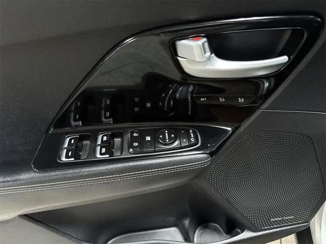 Photo of 2018 Silky Silver Kia Niro