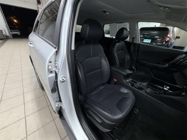 Photo of 2018 Silky Silver Kia Niro