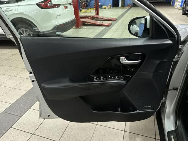 Photo of 2018 Silky Silver Kia Niro