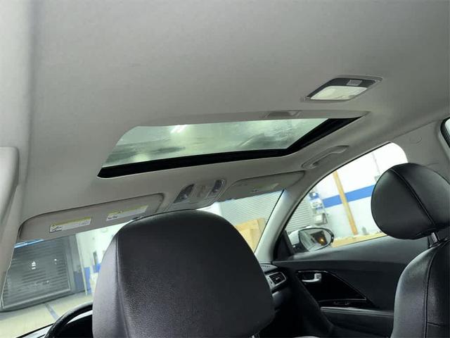 Photo of 2018 Silky Silver Kia Niro