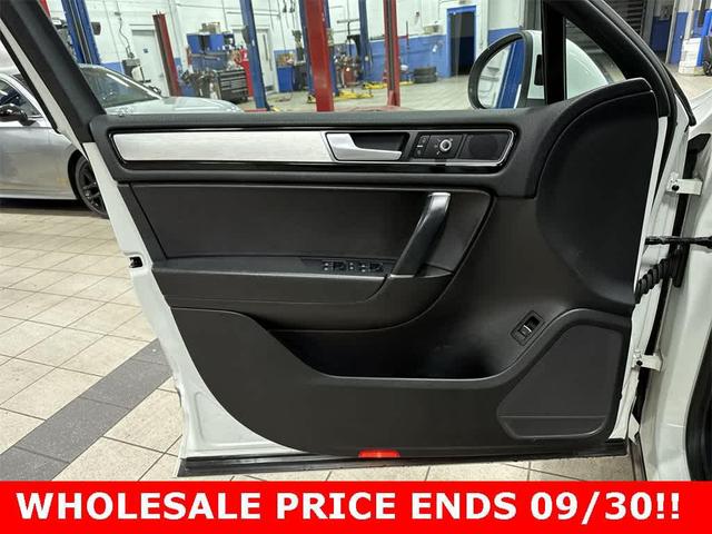 Photo of 2017 Pure White Volkswagen Touareg
