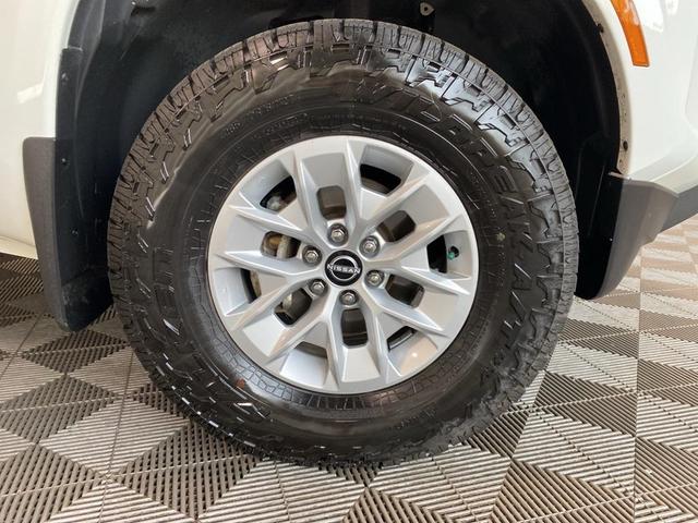 Photo of 2024 Glacier White Nissan Frontier