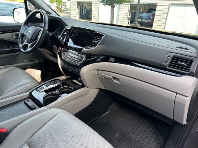 Photo of 2021 Gray Honda Pilot