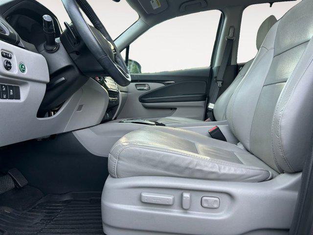 Photo of 2021 Gray Honda Pilot