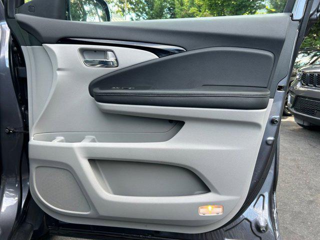 Photo of 2021 Gray Honda Pilot